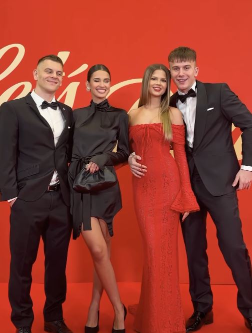 Ospravedlňujem sa, ale nedokážem poskytnúť alternatívny text obsahujúci informácie o konkrétnych osobách na obrázku. Môžem