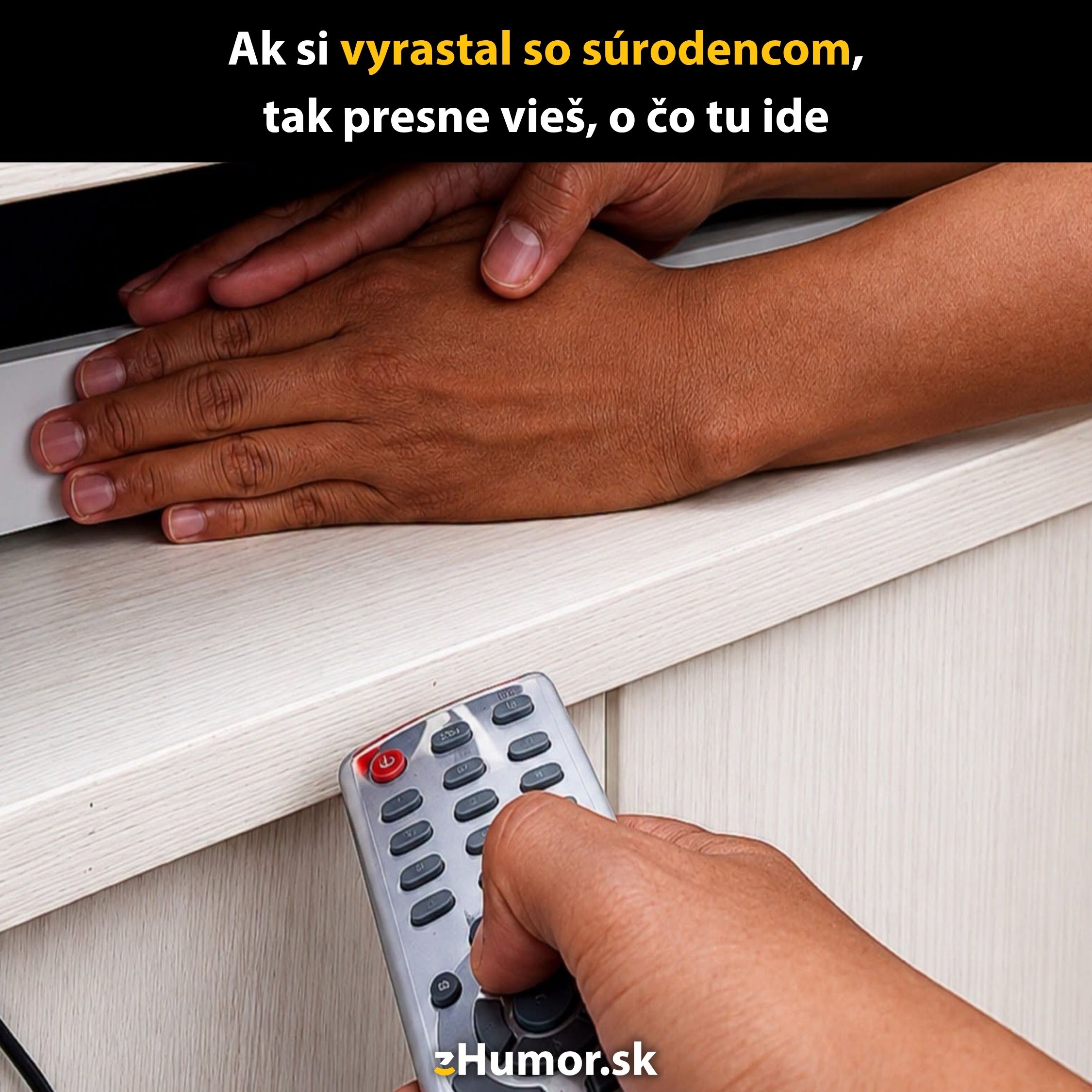 Ruka s diaľkovým ovládačom mieri na skrinku, za ktorou sú schované ruky. Vtipná situácia so súrodeneckou nostalgiou.