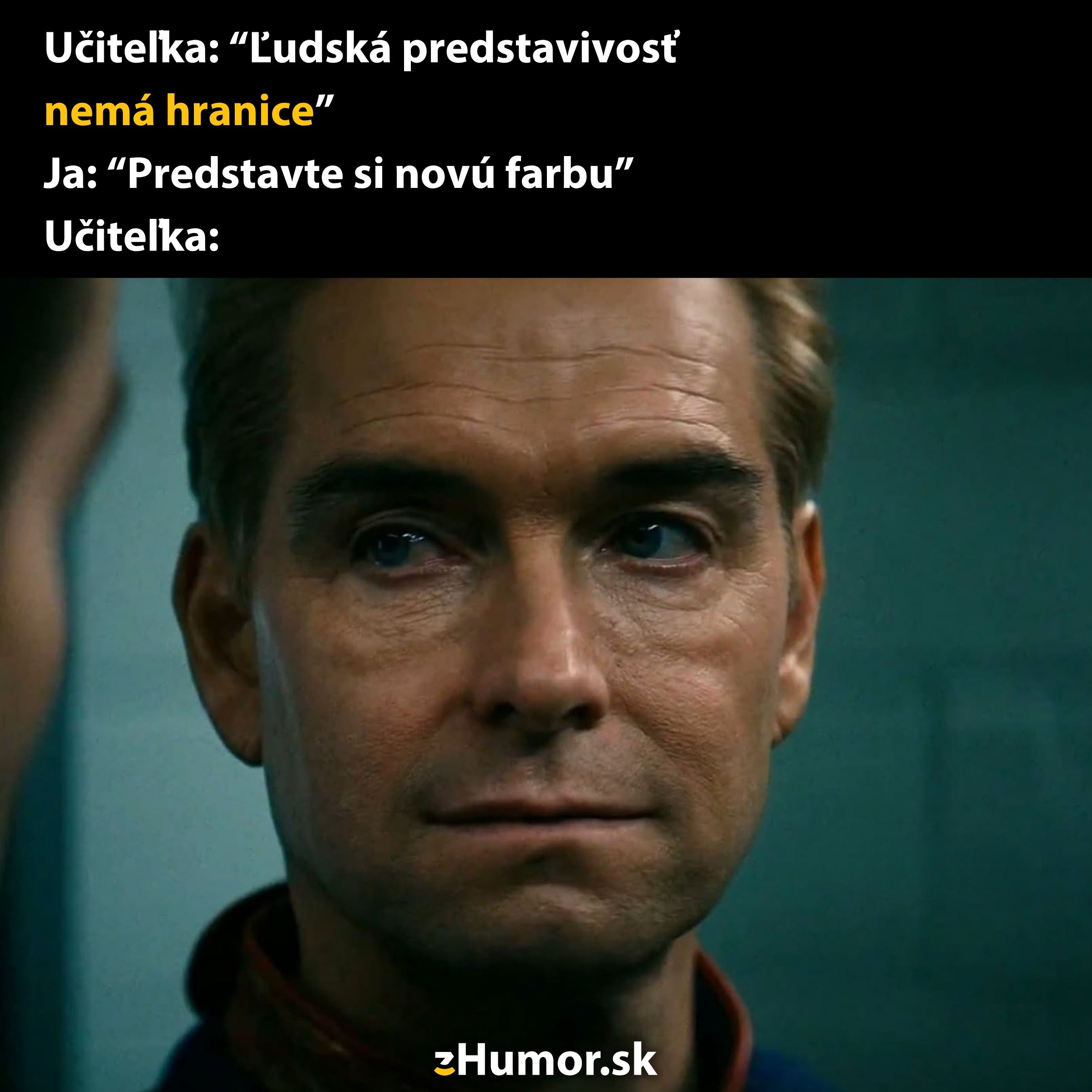 Muž s vážnym výrazom reaguje na iróniu učiteľských slov o predstavivosti bez hraníc.