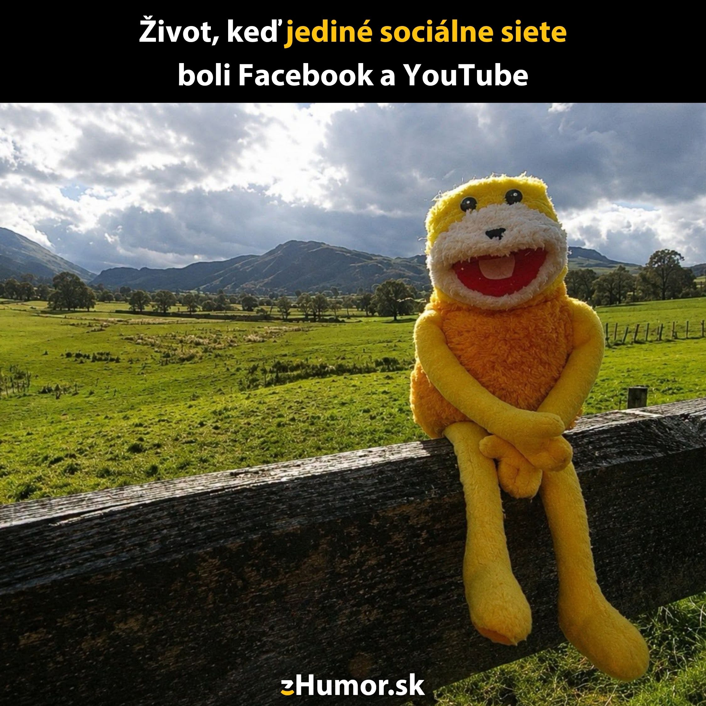 Bábka sedí na plote v prírode, s nápisom o sociálnych sieťach Facebook a YouTube.