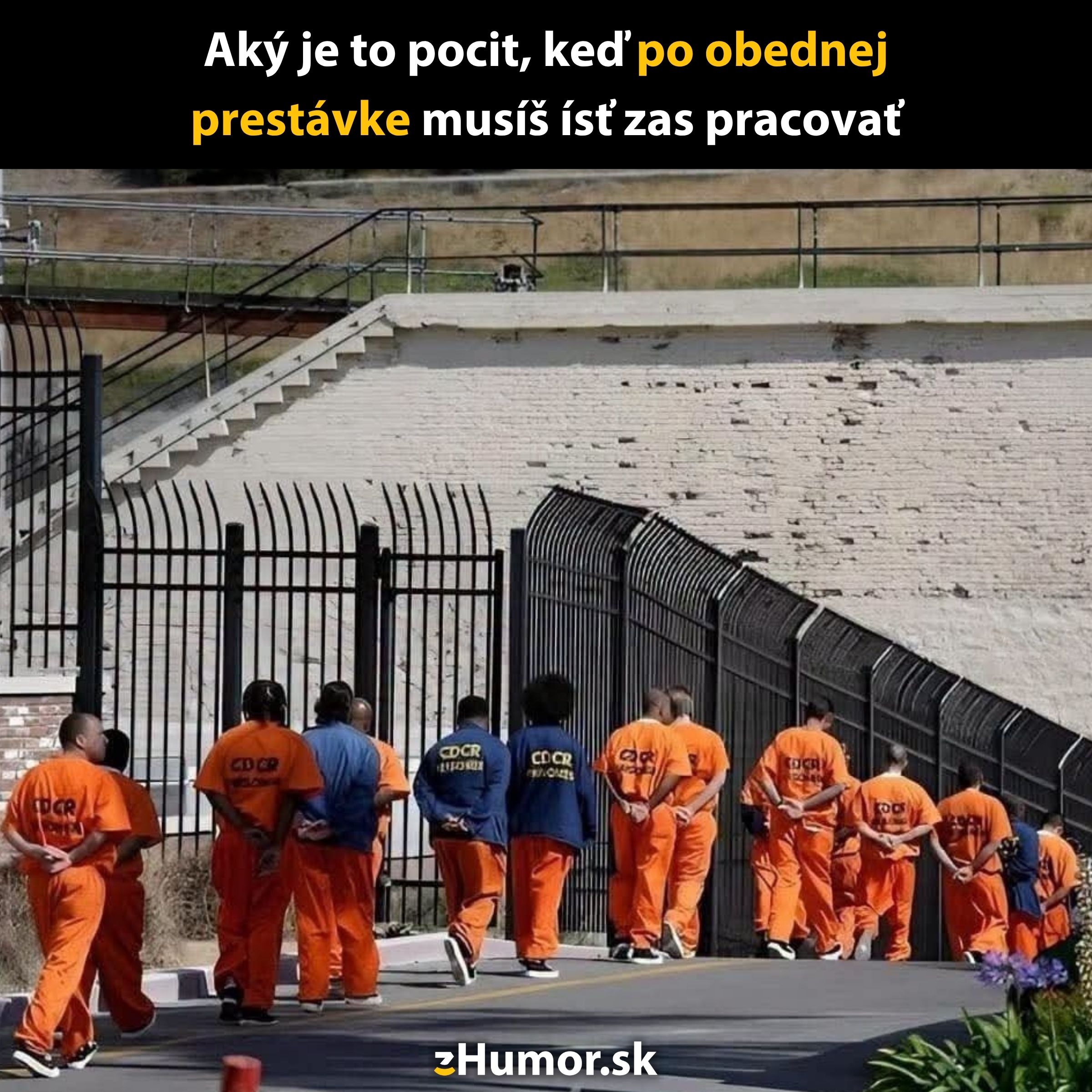 Väzni v oranžových uniformách sa vracajú do práce po prestávke v rámci väzenského areálu.