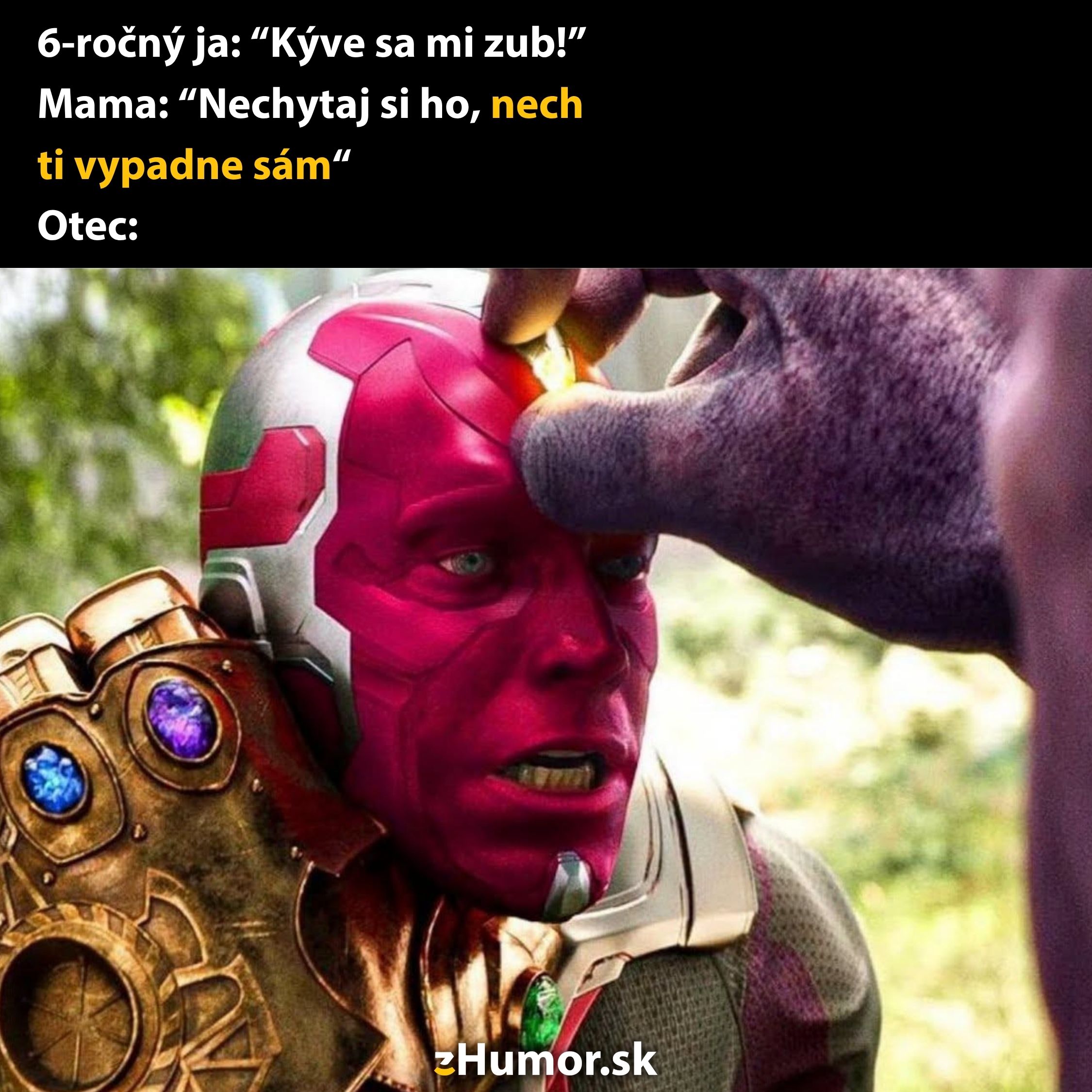 Kreslená postava vystrašeného hrdinu s prstom na čele v humornom meme o vypadávajúcom zube.
