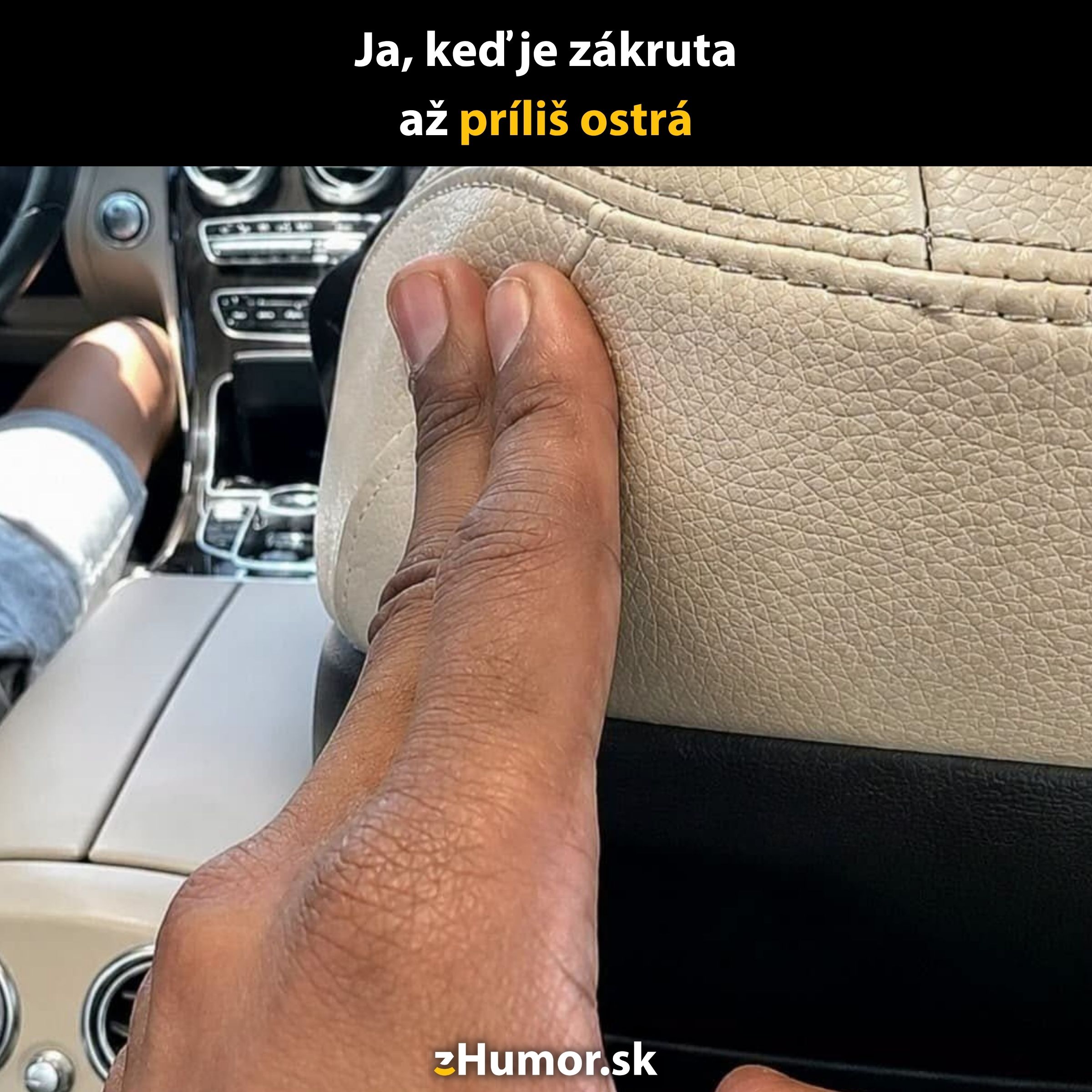 Vtipný moment v aute: Ruka zvierajúca opierku sedadla pri prudkej zákrute.