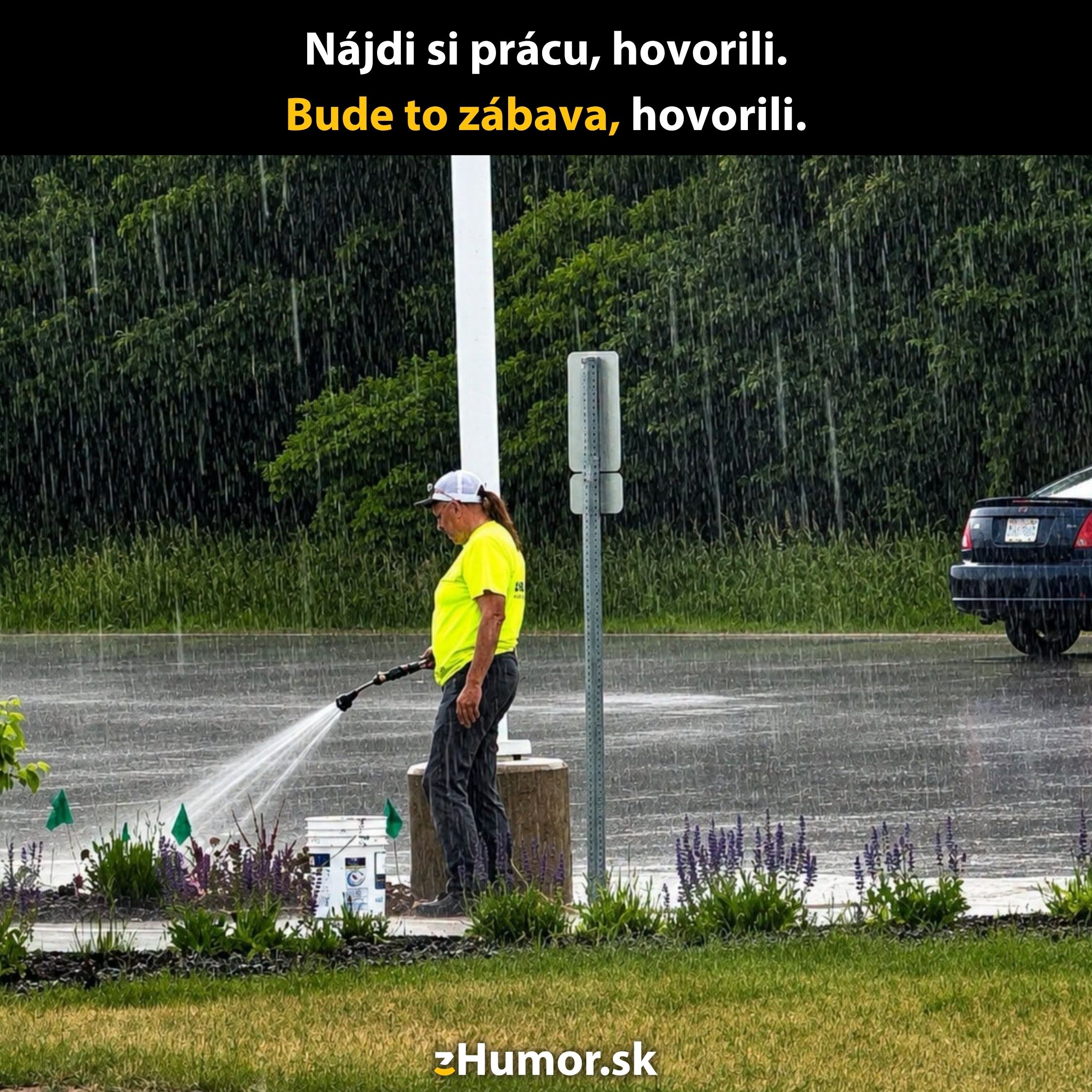 Osoba polieva rastliny počas dažďa, oblečená v žltom tričku, s nápisom na obrázku: Nájdi si prácu, bude to zábava.