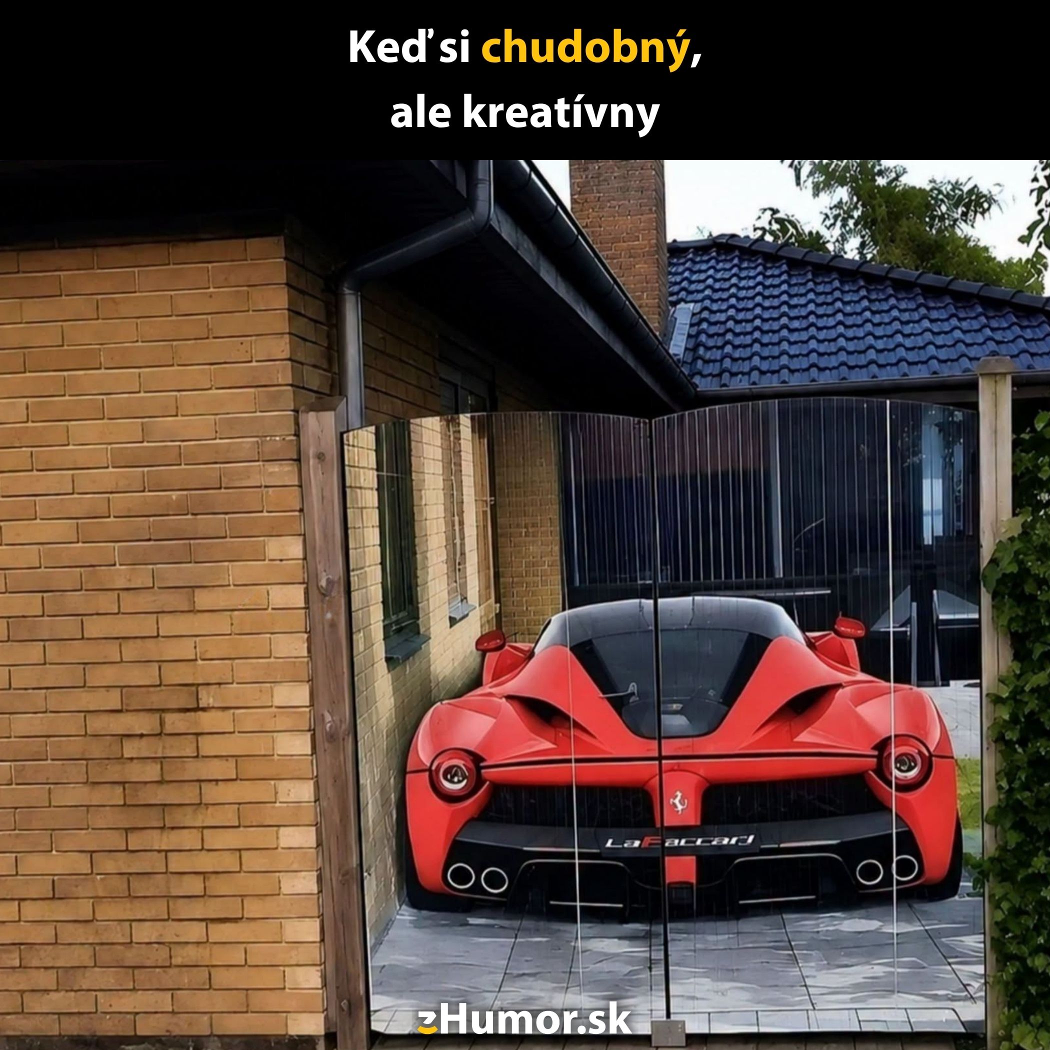 Kreatívna ilúzia brány so športovým autom namaľovaná na dvore domu s tehlovou stenou.