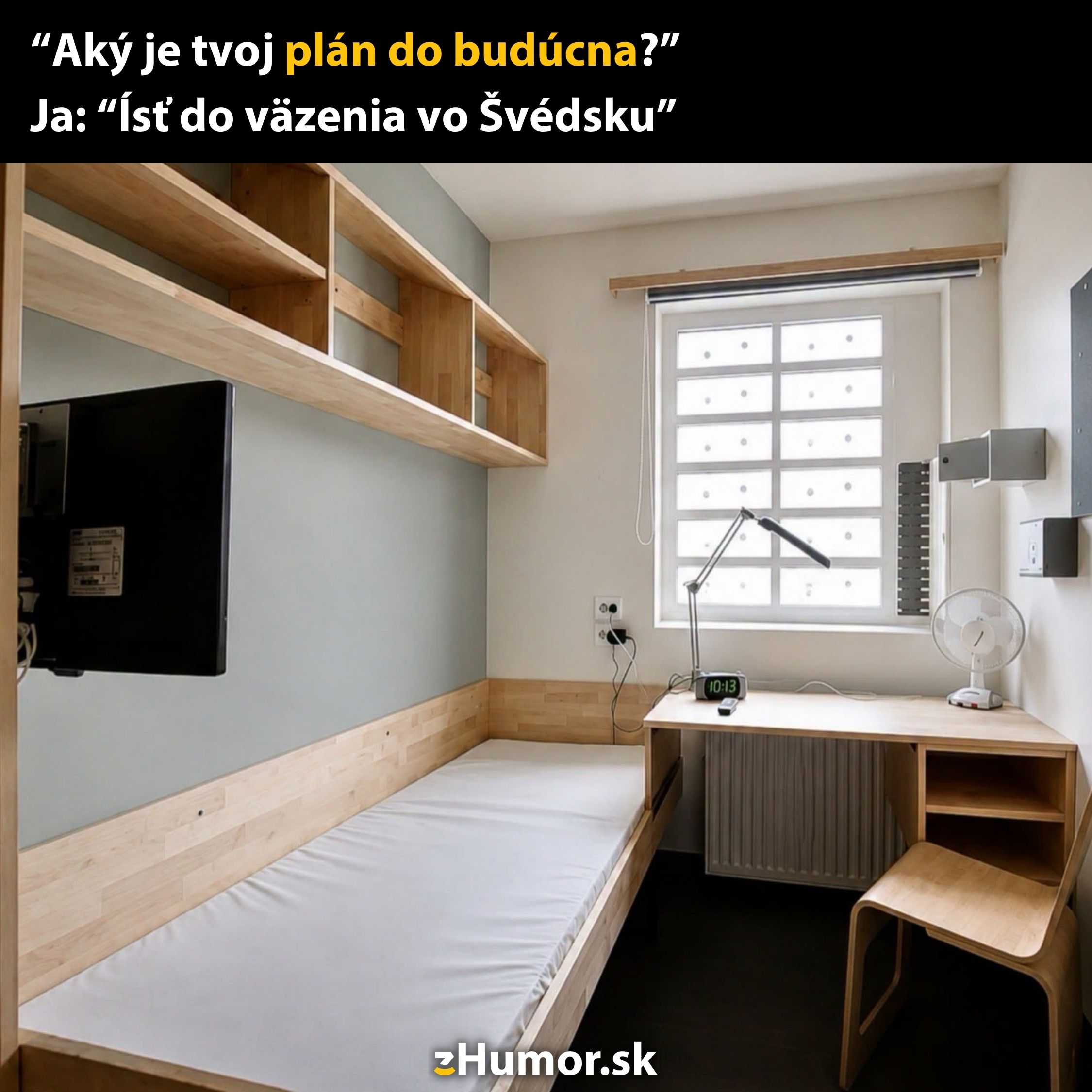 Jednoduchá, moderná izba s dreveným nábytkom, stolom a posteľou, vyzerá ako komfortná väzenská cela vo Švédsku.