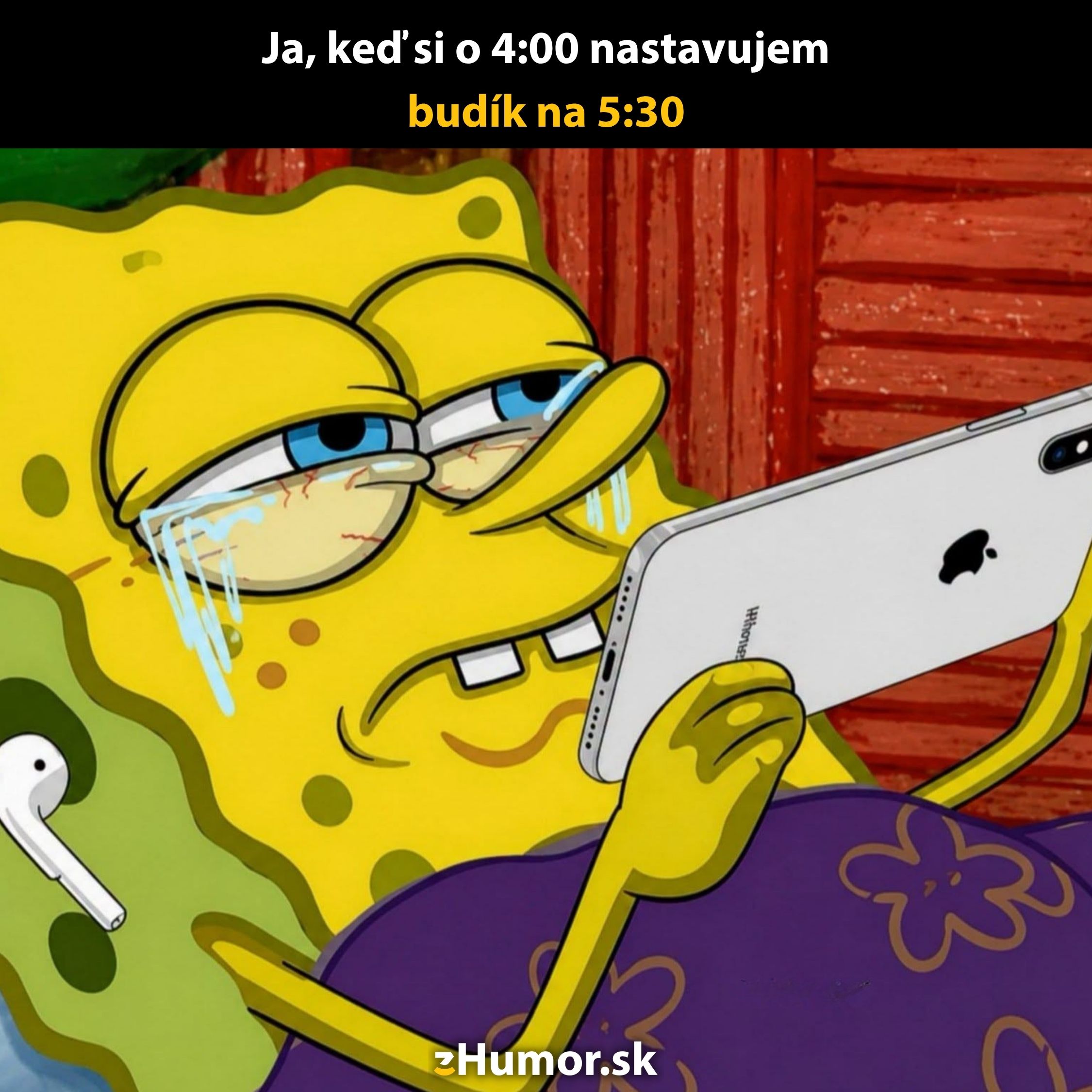 Animovaný charakter nastavuje budík s unaveným výrazom na tvári, s textom vyjadrujúcim únavu z raného vstávania.