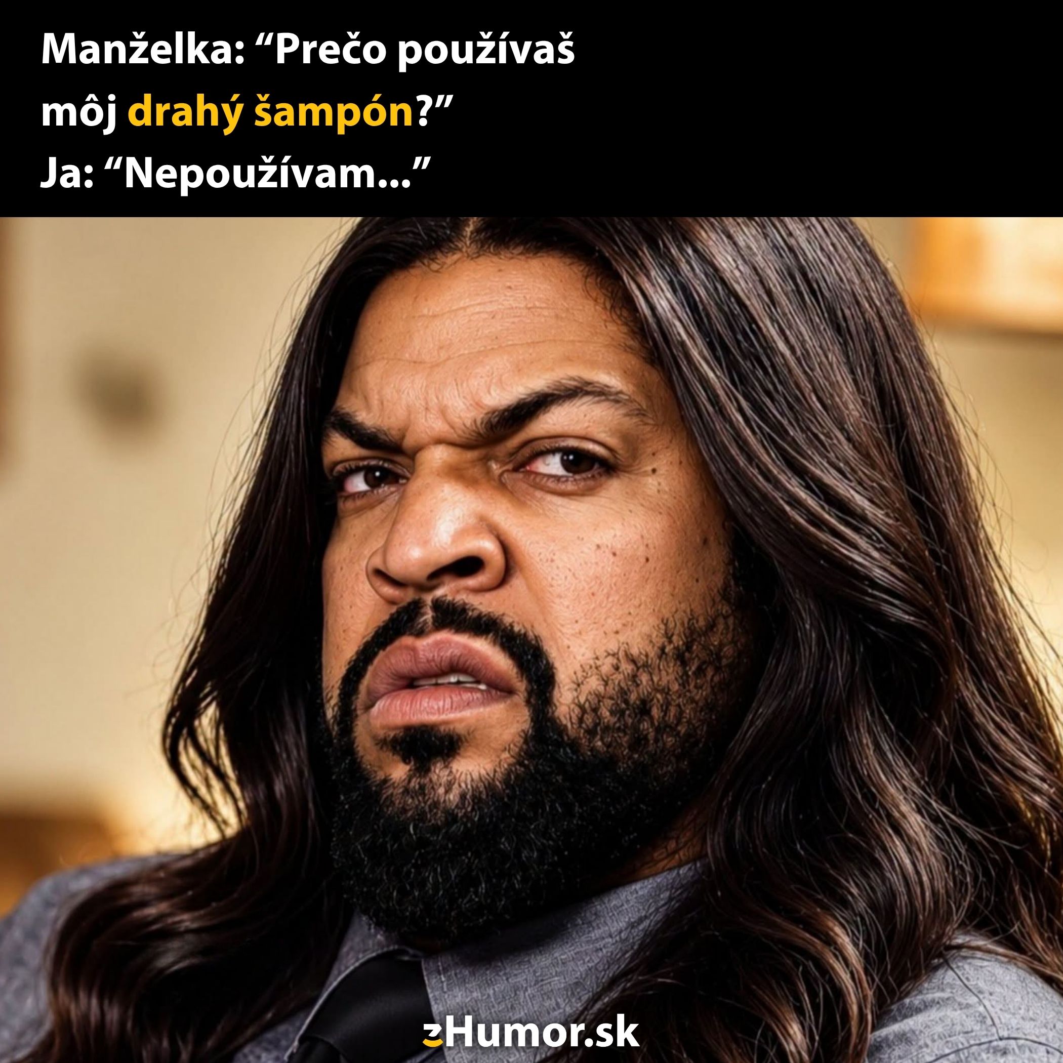 Muž s dlhými vlasmi vyzerá zmätene na otázku manželky o používaní jej drahého šampónu, vtipná situácia.