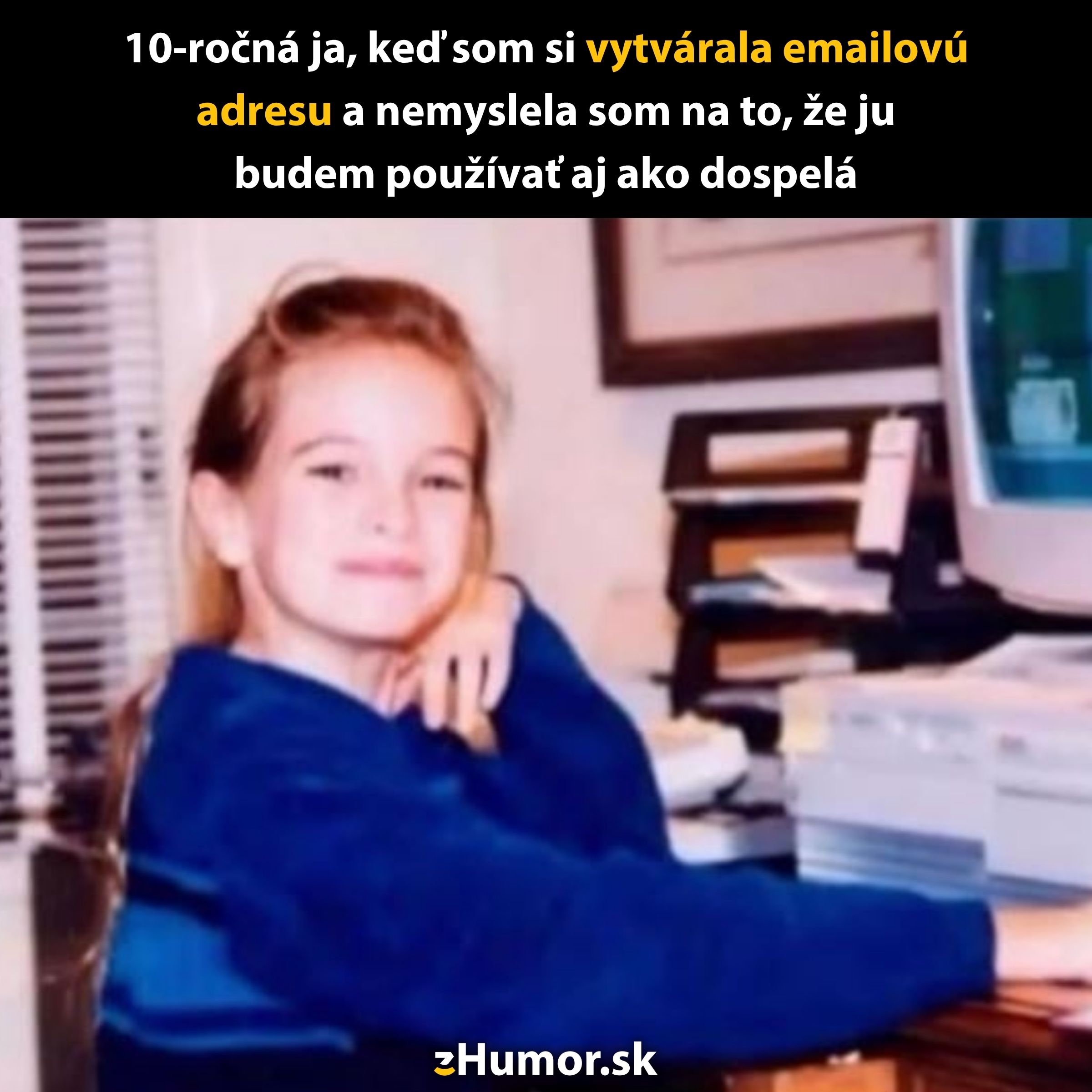Dieťa pri počítači s úsmevom, pripomínajúce vtip o detskej emailovej adrese z minulosti.