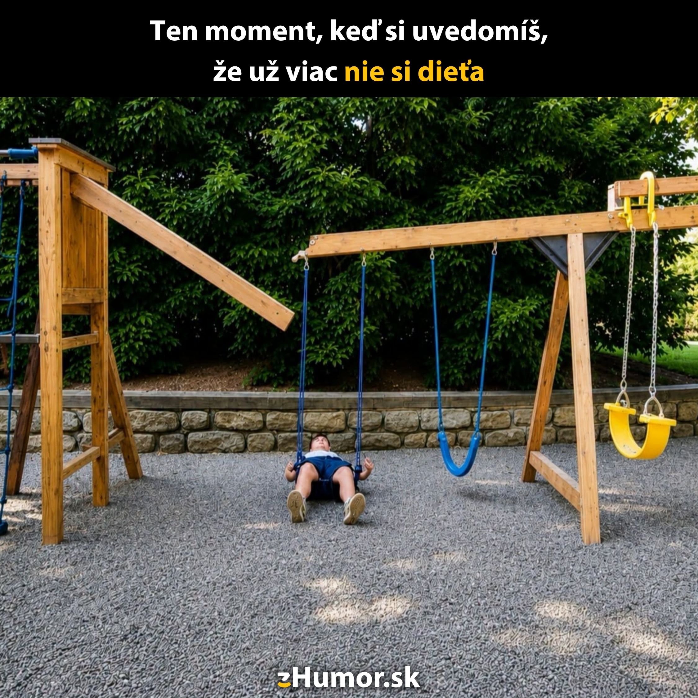 Dospelý človek leží na hojdačke na detskom ihrisku, uvedomujúc si, že vyrástol z detských hier.
