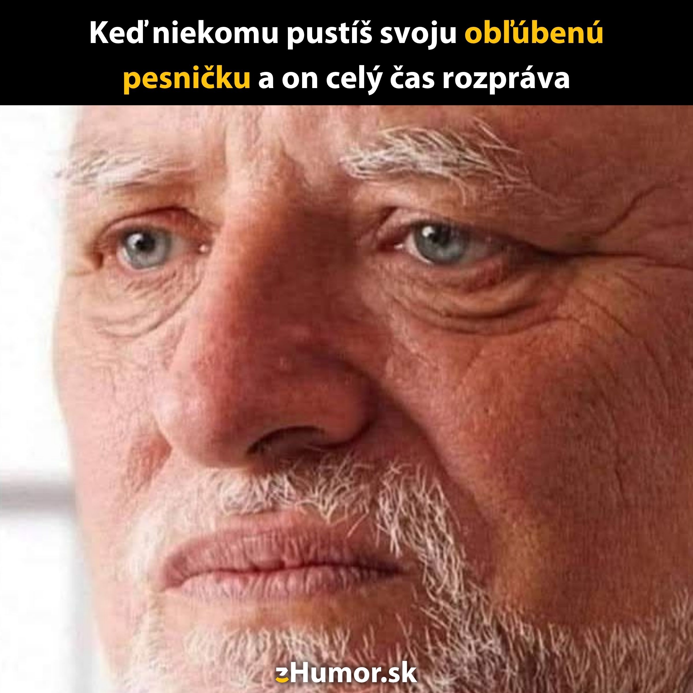Neznámy muž s unaveným výrazom tváre, vedľa textu o rozprávaní počas obľúbenej piesne.