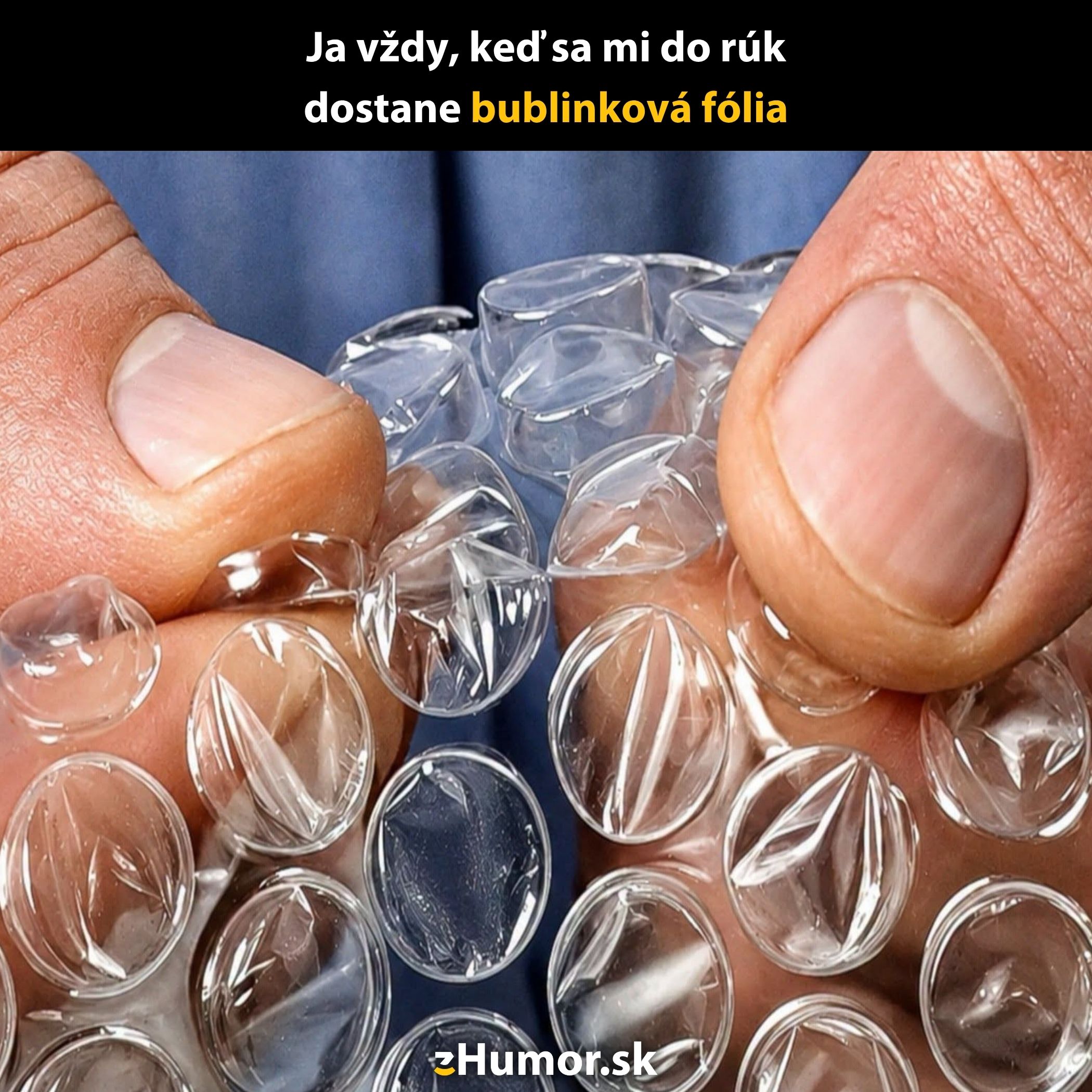 Osoba stláča bublinkovú fóliu medzi prstami, čo vyvoláva pocit uspokojenia a zábavy.