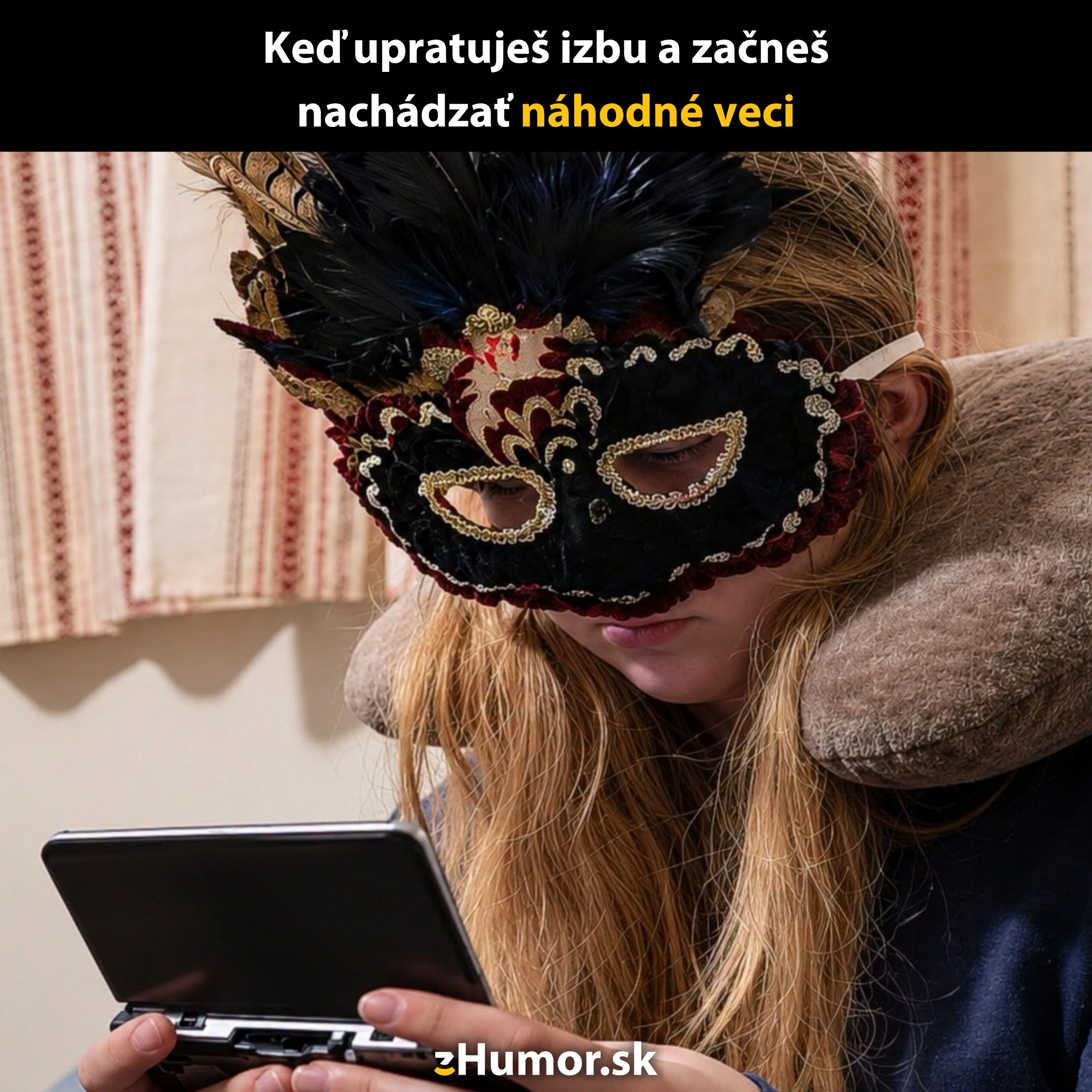Dievča so zamatovou maskou na hlave hrá na hernej konzole, sedí na posteli, odpočíva s cestovným vankúšom.