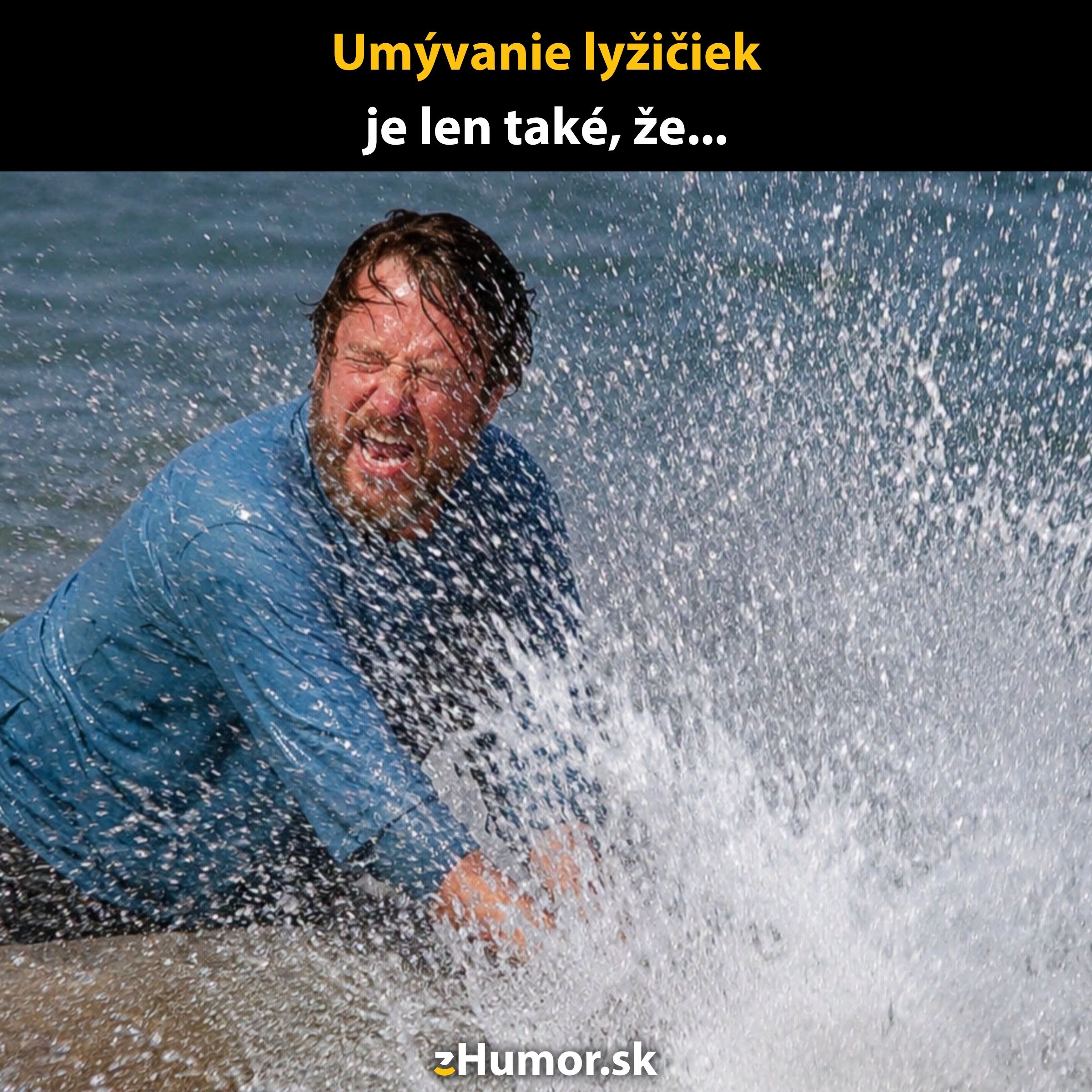 Muži v modrom tričku, smiechy pod vodnou splash, vtipný moment na pláži s vodou.