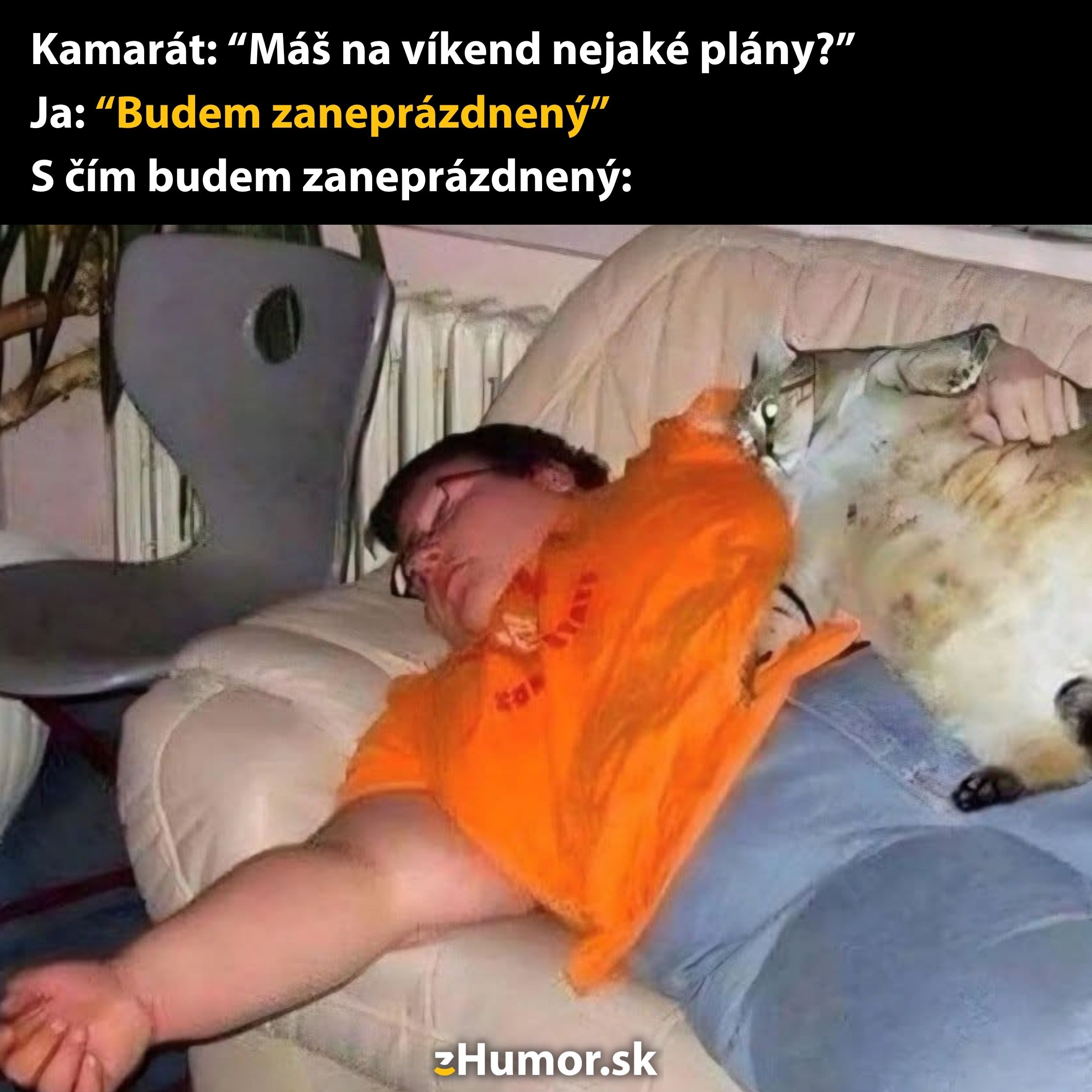 Osoba v oranžovom tričku spí na gauči s veľkou mačkou, vtipný moment voľna na víkend bez plánov.
