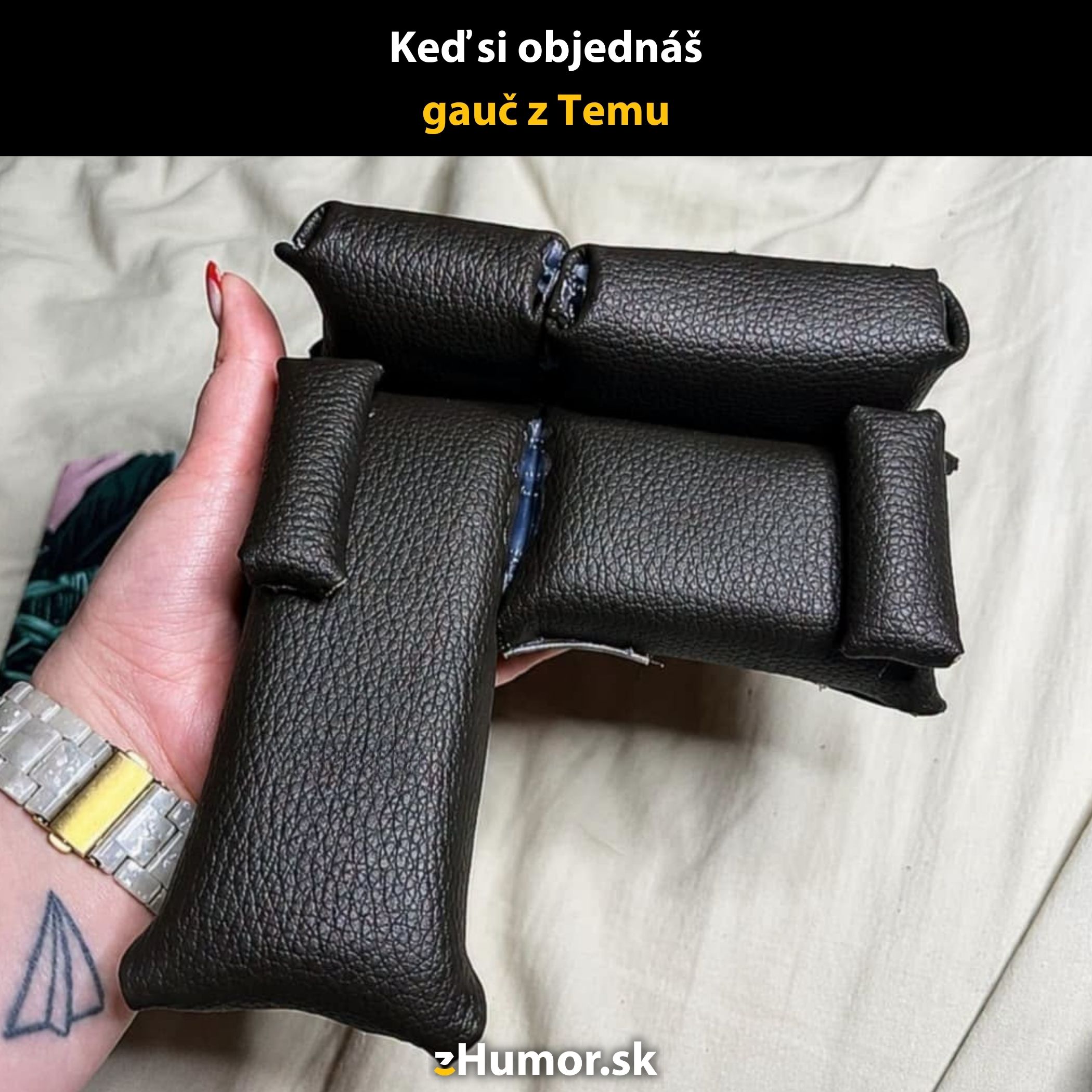 Miniatúrny gauč, ktorý sa zmestí do dlane, držiaci v ruke so zábavným popisom na čiernom pozadí.