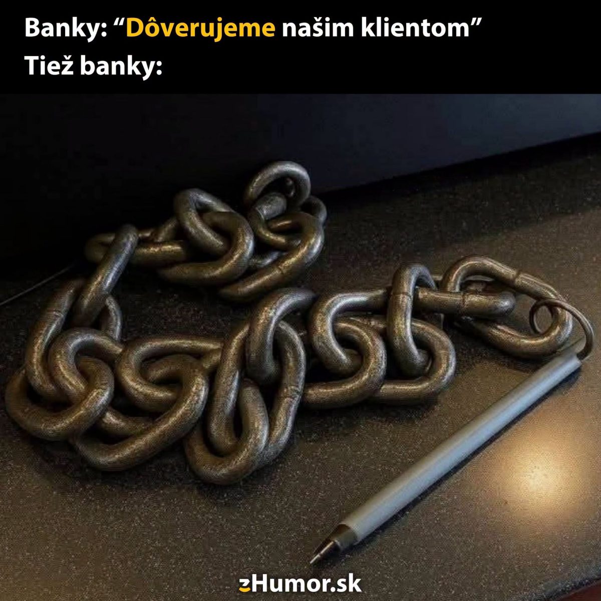 Pero pripútané k ťažkej retiazke na bankovom pulte, symbolizujúce dôveru a bezpečnosť v bankách.