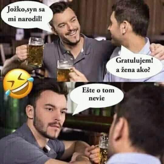 Dvaja muži v bare s pivom žartujú o novom otcovi, ktorý ešte neoznámil narodenie syna svojej manželke.