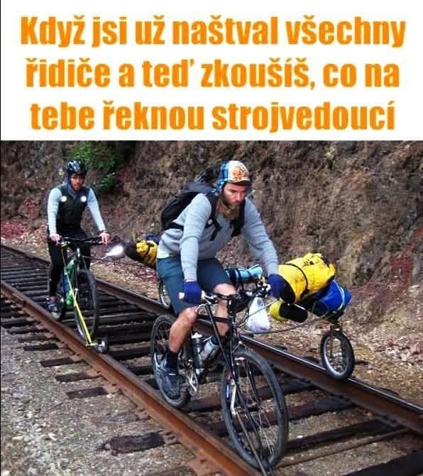 Cyklisti s batohmi jazdia po železničných koľajniciach, skúšajúc neobvyklú trasu medzi vlakmi.