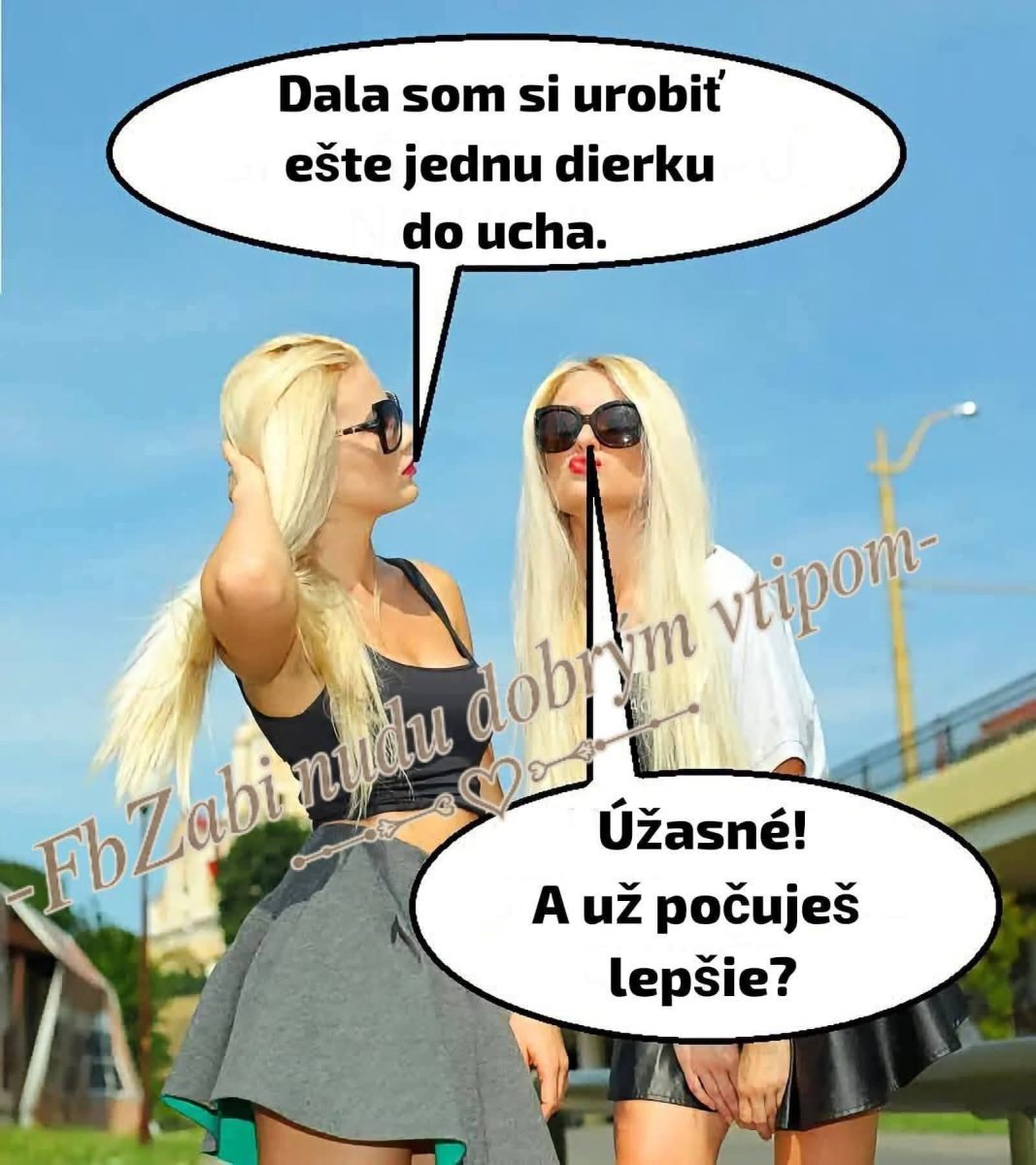 Dve ženy v slnečných okuliaroch vedú vtipný rozhovor o piercingu ucha pod modrou oblohou.