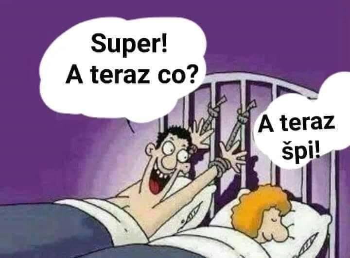 Muž priviazaný k posteli s textom komického dialógu o spánku s partnerkou.
