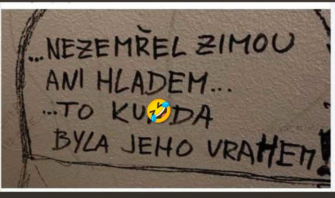 Nápis na stene: Nezomrel zimou ani hladom, bol zavraždený. Emoji s plačom od smiechu z dôvodu zmeny slova.