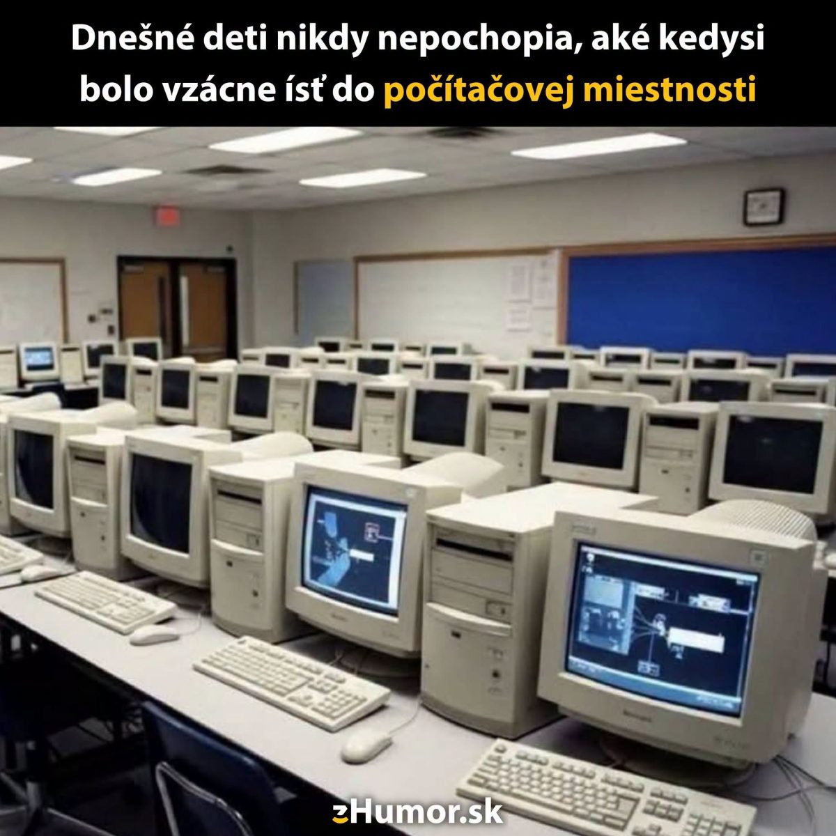 Retro počítačová učebňa plná starých modelov PC v škole, nostalgia z 90. rokov.