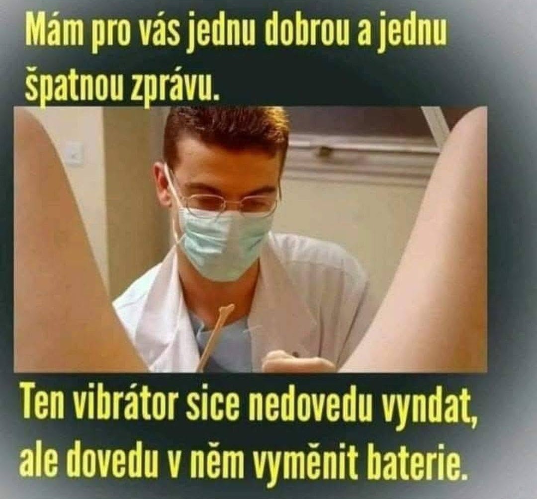 Lekár v ordinácii oznamuje pacientke dobrú a zlú správu s úsmevom pod rúškom.