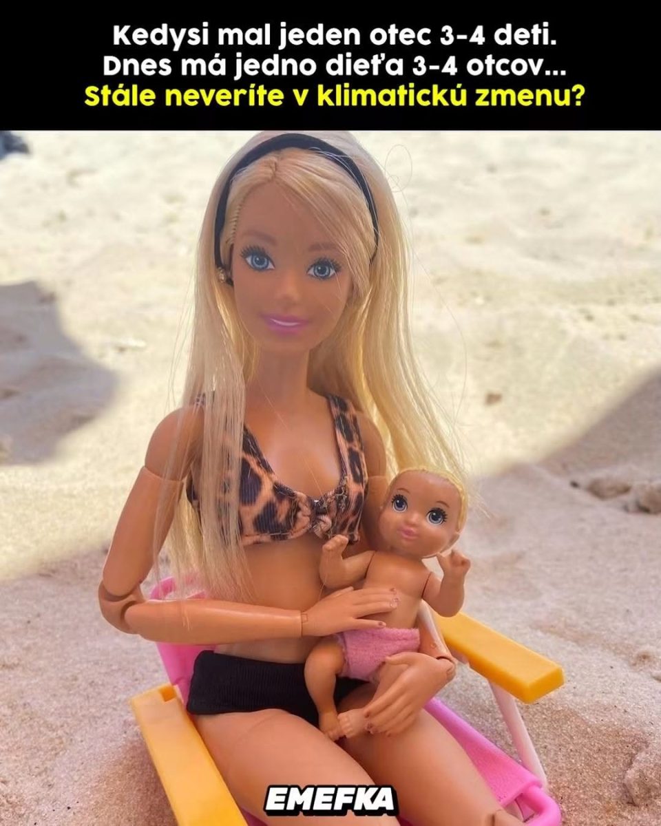 Barbie s bábätkom na pláži s vtipným textom o klimatických zmenách. Foto z profilu EMEFKA.