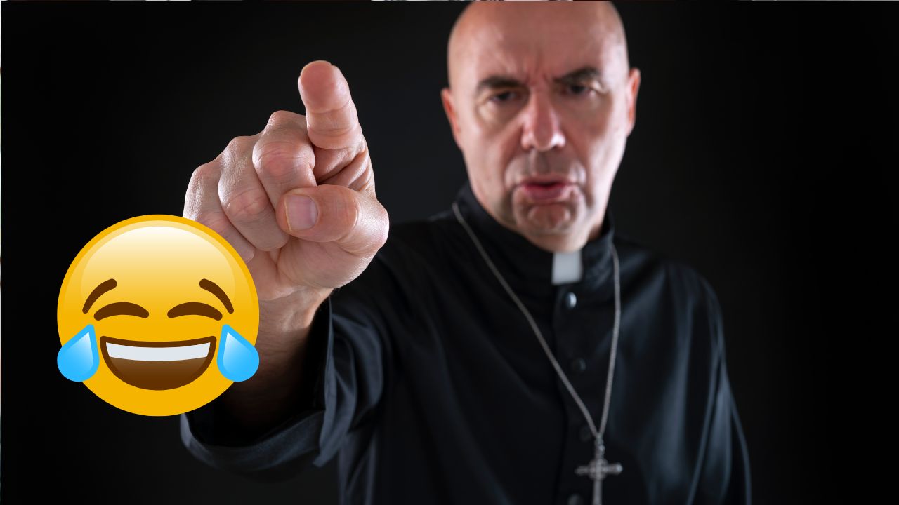 Kňaz v čiernom rúchu s krížom gestikulujúci smerom ku divákovi, prekrytý emotikonom smiechu.