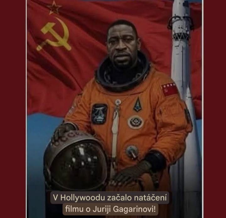 Osoba v kozmonautskom obleku pred sovietskou vlajkou a raketou.