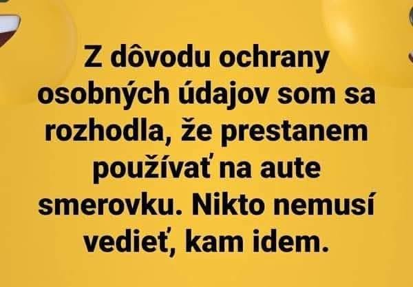 Vtipný text o ochrane osobných údajov: Nebudete používať smerovku, aby nik nevedel, kam idete. Žlté pozadie s emodži.