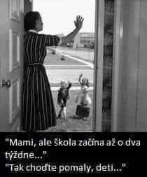 Matka sa lúči s deťmi na prahu dverí, deti odchádzajú pomaly do školy, hoci letné prázdniny ešte trvajú.