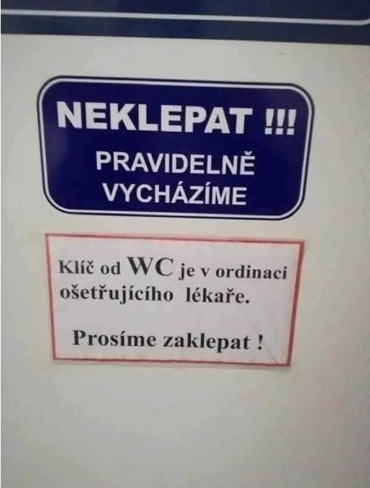 Dvere s nápisom Neklepat, pravidelne vychádzame a pokyn o kľúči od WC v ordinácii lekára.