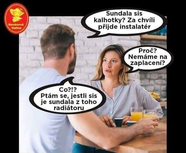 Pár diskutuje vtipnú otázku ohľadom bielizne a inštalatéra pri raňajkách.