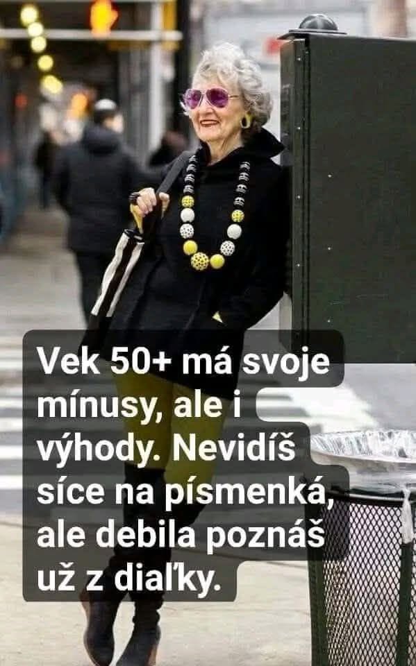 Staršia žena v slnečných okuliaroch sa opiera o stĺp na ulici, text odkazuje na výhody a nevýhody veku nad 50.