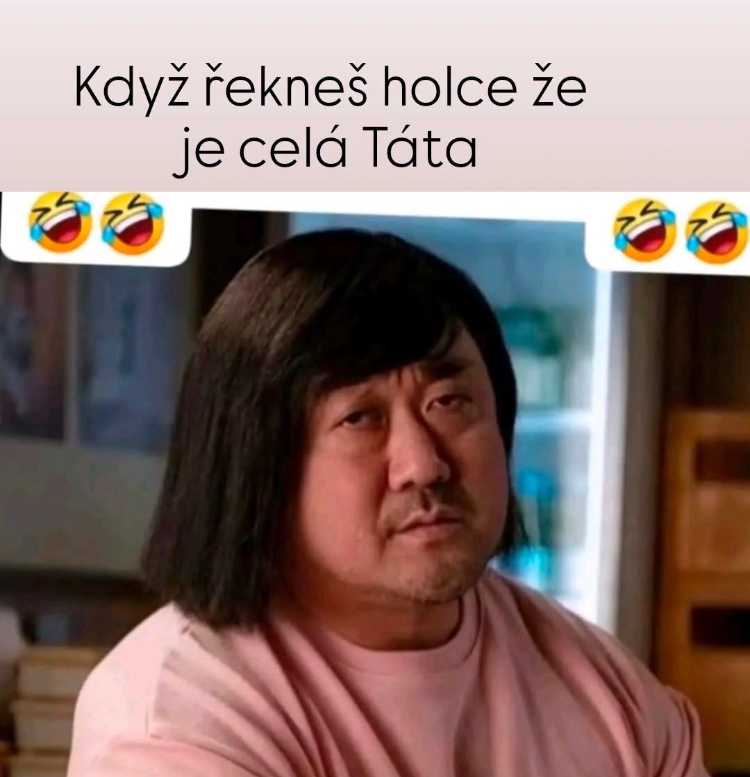 Muž v ružovom tričku sediaci v miestnosti s pobaveným výrazom na tvári. Vtipný text navrchu.
