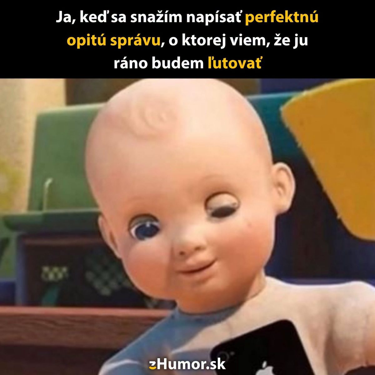Bábika s mobilom vtipne znázorňujúca opitý stav a písanie správ. Text hovorí o ľútosti nasledujúci deň.