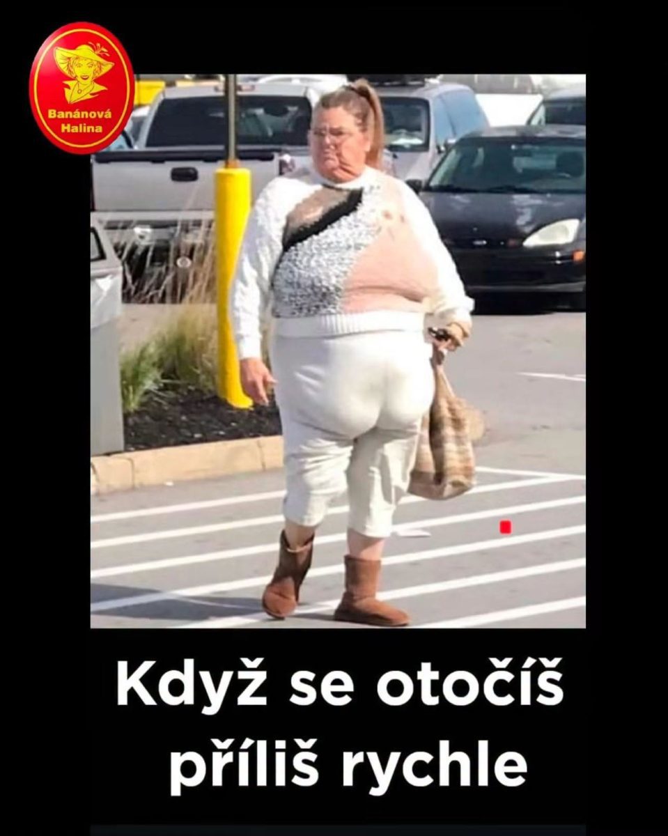 Neznáma žena v bielom svetri a topánkach kráča na parkovisku, text: Když se otočíš příliš rychle.