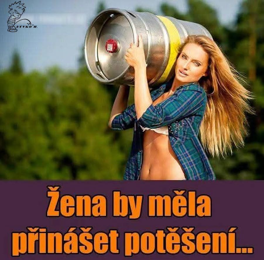 Žena v prírode nesie sud s pivom, oblečená v károvanej košeli na slnečnom dni.