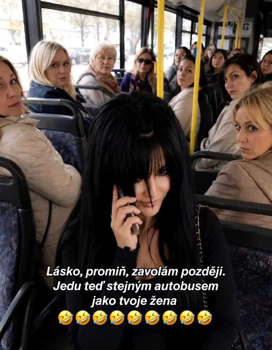 Žena telefonuje v autobuse, ostatné ženy ju podozrievavo sledujú. Text naznačuje vtipný kontext.