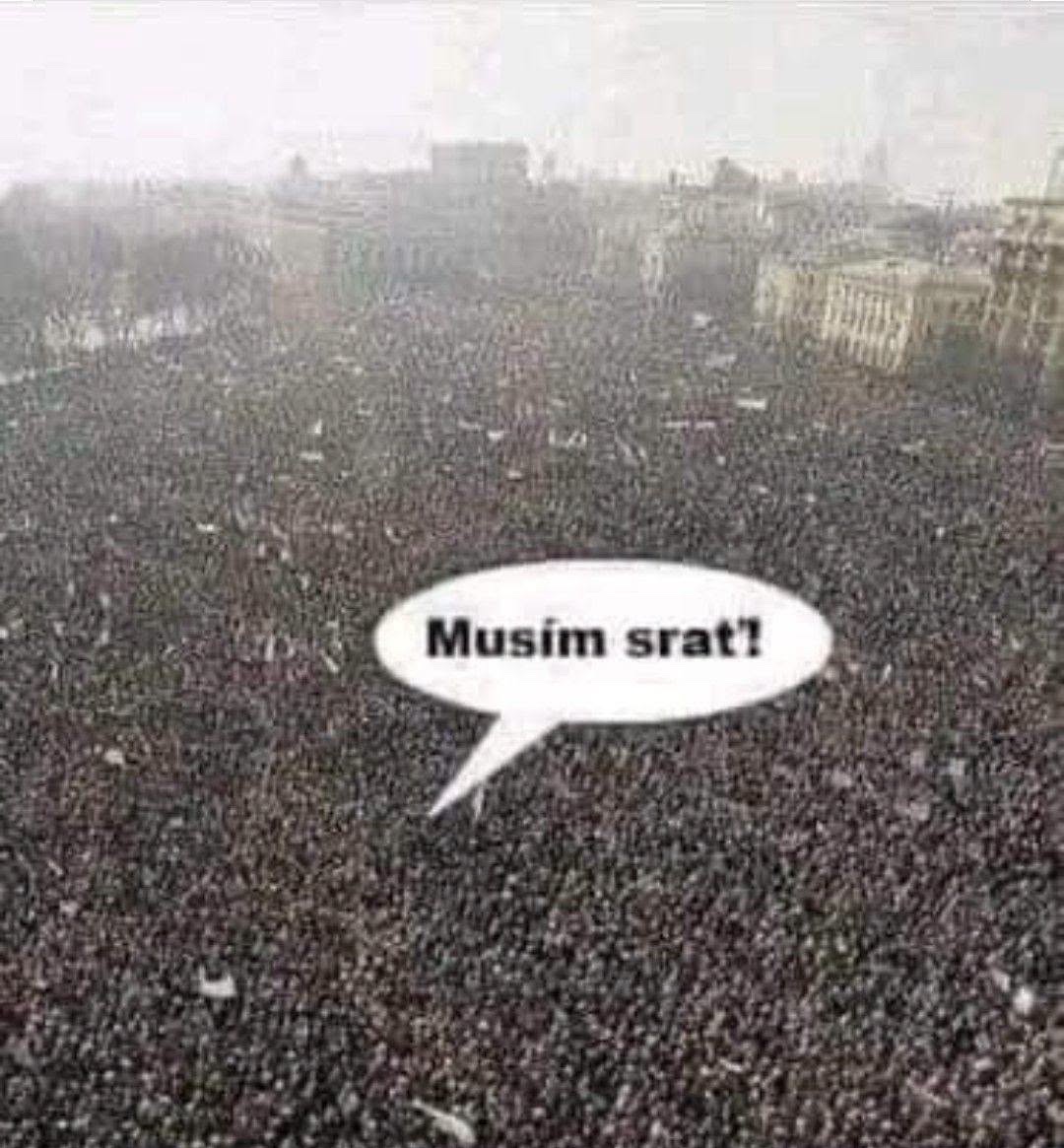 Obrovský dav ľudí na zhromaždení, jeden účastník vyslovuje zábavnú vetu v bublinke.