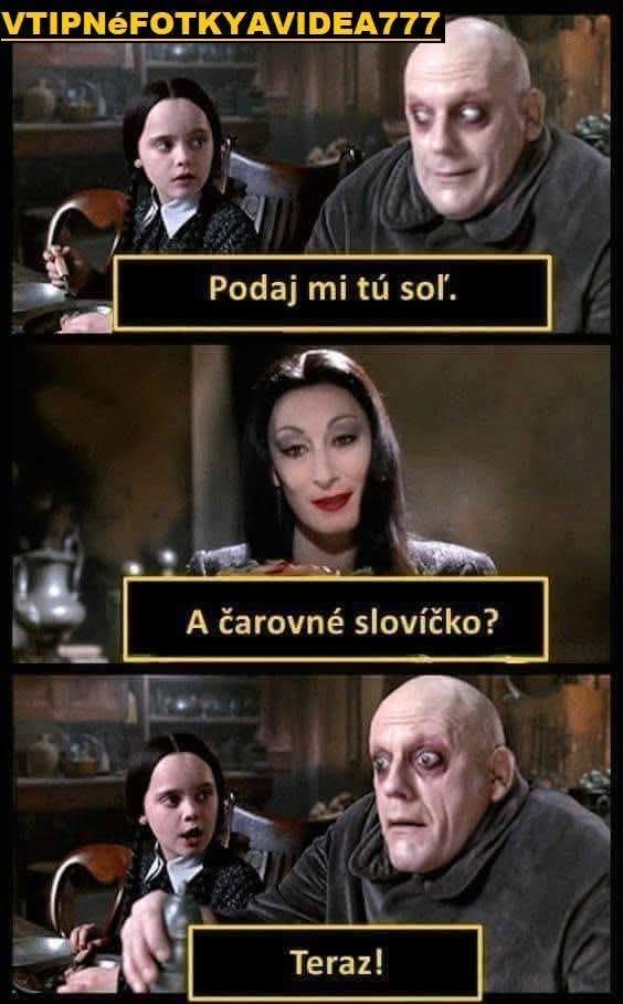 Humorná scéna z filmu s rodinou pri stole: žiadosť o soľ, odpoveď s úsmevnou otázkou a naliehavá reakcia.