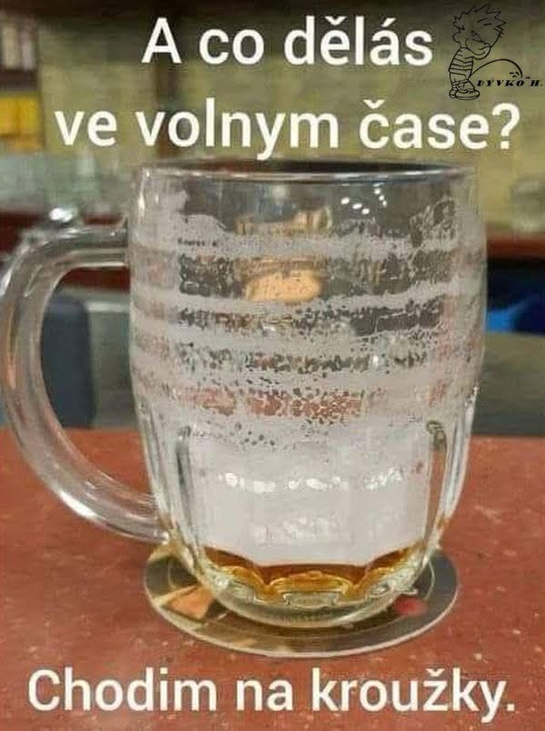 Prázdny pivný pohár na stole s bielymi krúžkami. Text na obrázku žartuje o trávení voľného času.