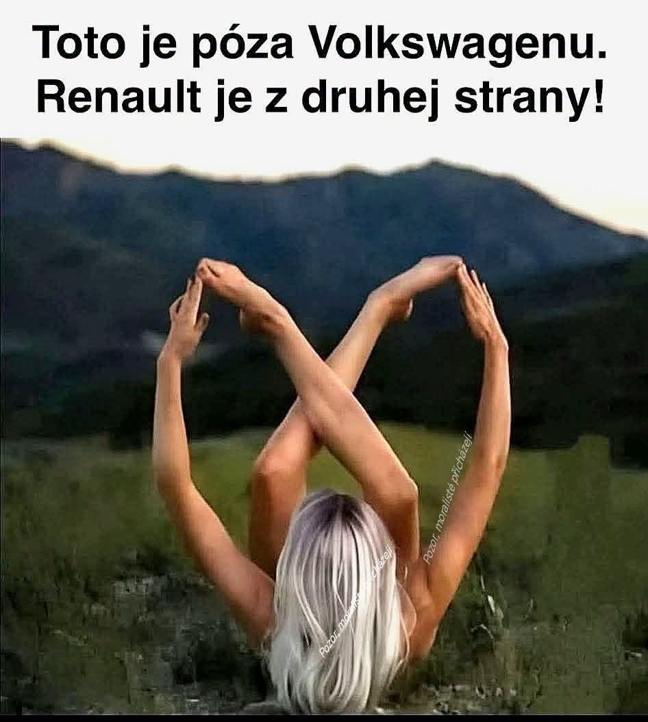 Žena na lúke v jogovej póze podobnej logu automobilky, humorný text o póze Volkswagen.