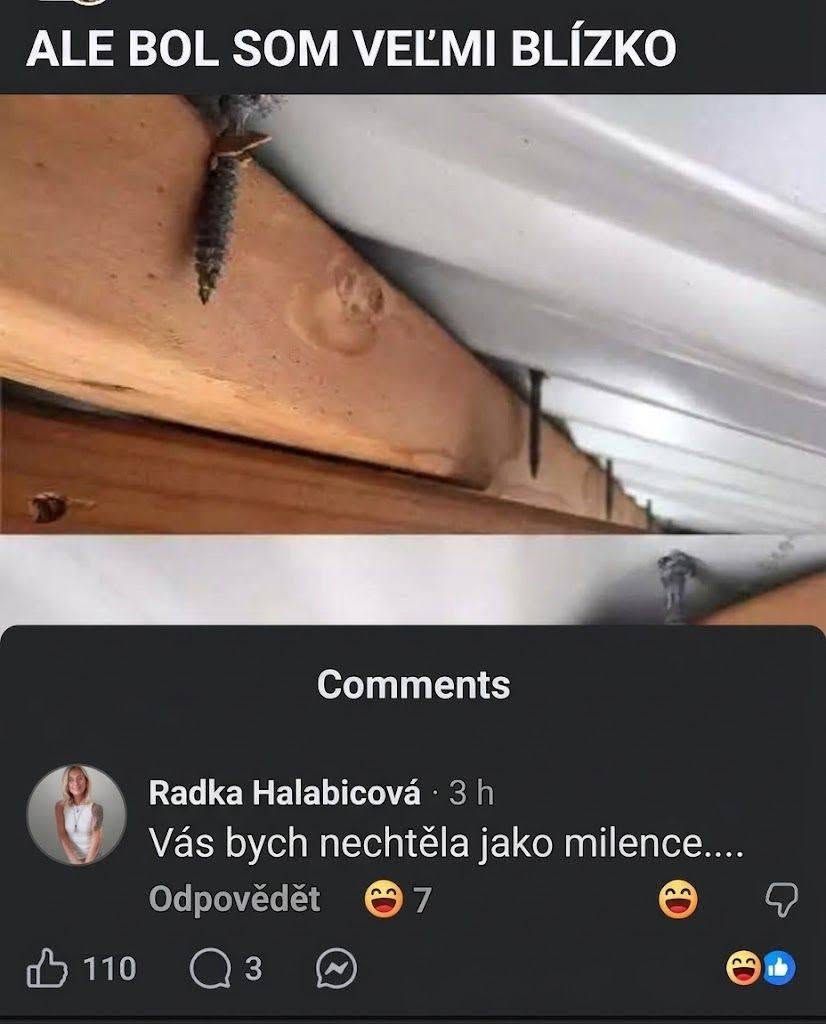 Montážny šrób tesne minul latu, vtipný komentár zdôrazňuje nešikovnosť, reakcie plné smiechu.