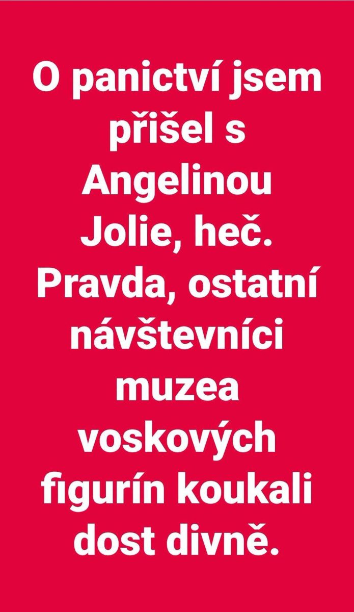 Vtipný text s červeným pozadím o zážitku s voskovou figurínou v múzeu.