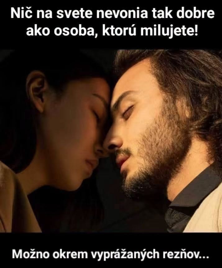 Dvojica v blízkosti s romantickým nápisom o vôni lásky vs. vyprážané rezne.