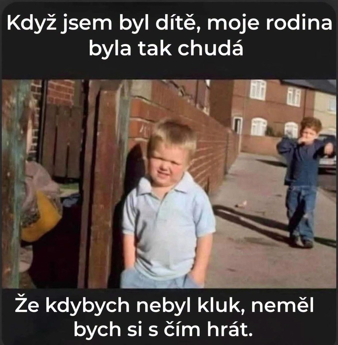 Malý chlapec na ulici s vtipným textom o detstve a rodinnej chudobe, zasmušilý výraz tváre.