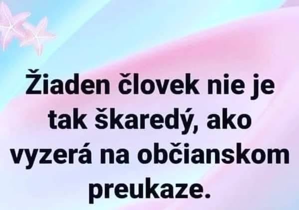 Text o škaredosti fotiek na občianskom preukaze na farebnom pozadí.